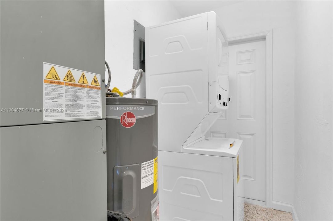 出租: $2,600 (2 贝兹, 1 浴室, 2105 平方英尺)