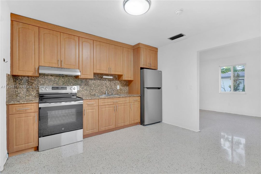 出租: $2,600 (2 贝兹, 1 浴室, 2105 平方英尺)