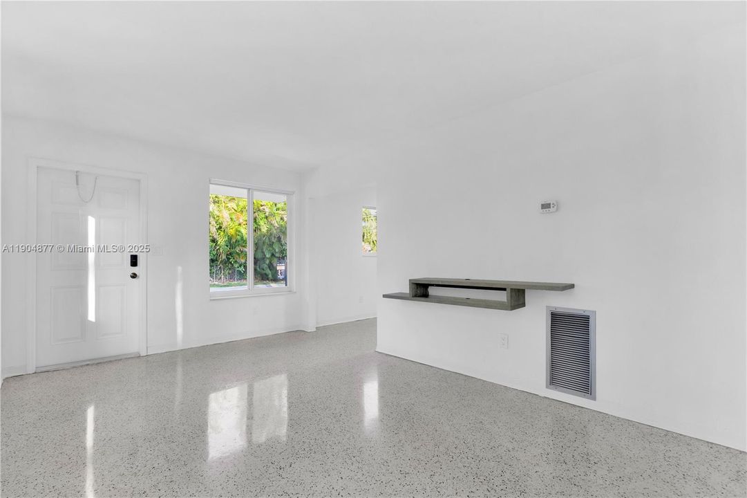 出租: $2,600 (2 贝兹, 1 浴室, 2105 平方英尺)