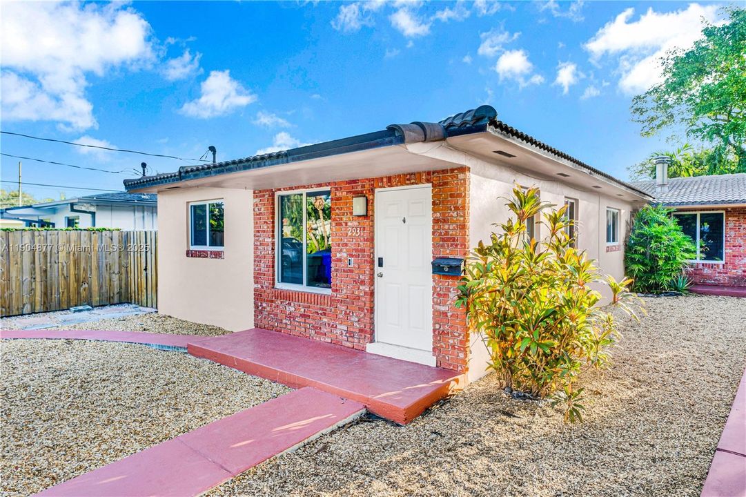 出租: $2,600 (2 贝兹, 1 浴室, 2105 平方英尺)