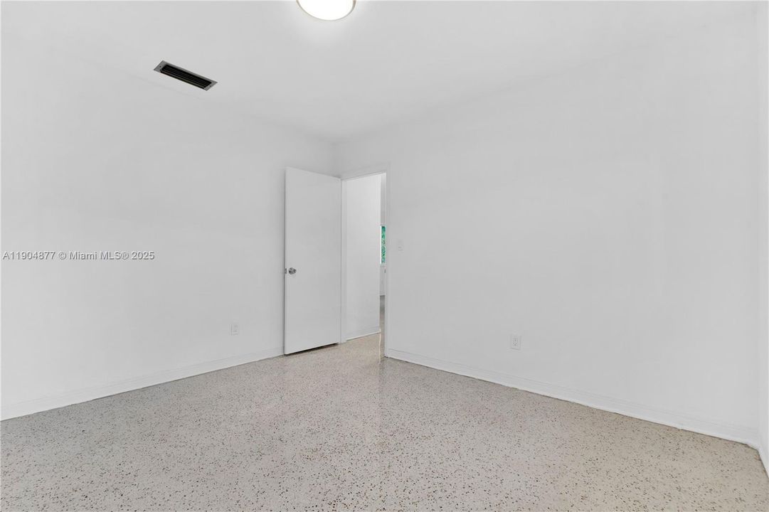 出租: $2,600 (2 贝兹, 1 浴室, 2105 平方英尺)