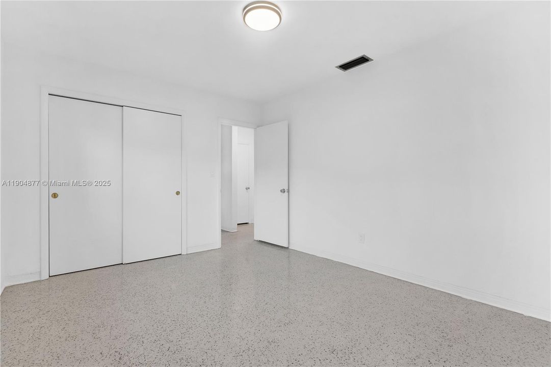 出租: $2,600 (2 贝兹, 1 浴室, 2105 平方英尺)