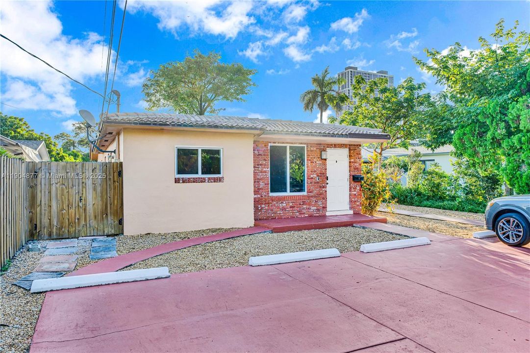 出租: $2,600 (2 贝兹, 1 浴室, 2105 平方英尺)