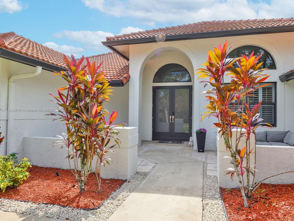 合同活跃: $1,290,000 (5 贝兹, 3 浴室, 2940 平方英尺)