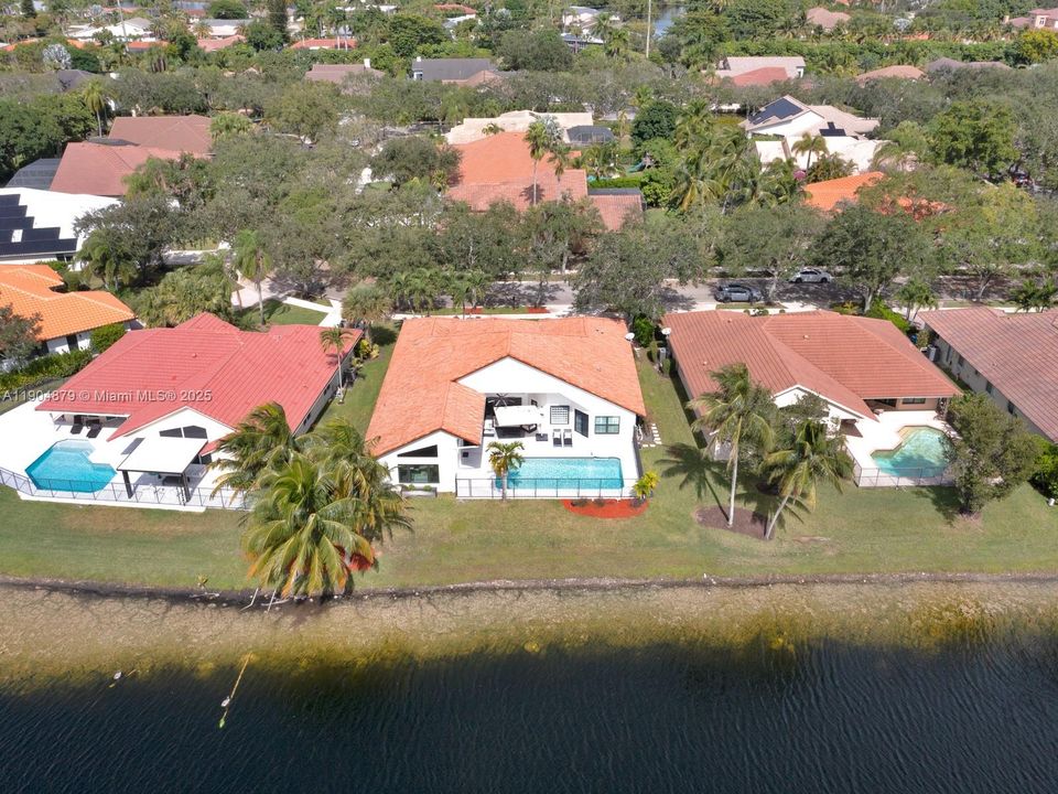 合同活跃: $1,290,000 (5 贝兹, 3 浴室, 2940 平方英尺)