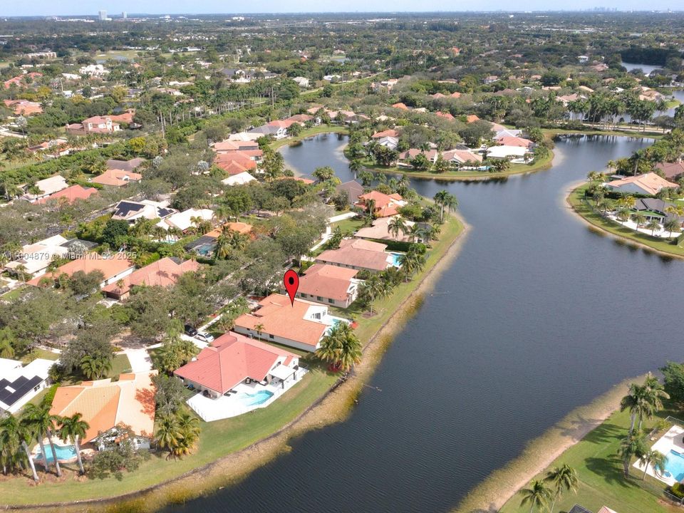 合同活跃: $1,290,000 (5 贝兹, 3 浴室, 2940 平方英尺)