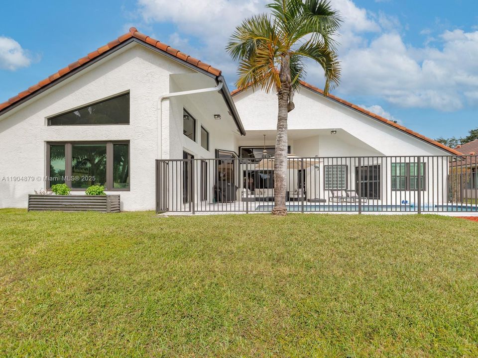 合同活跃: $1,290,000 (5 贝兹, 3 浴室, 2940 平方英尺)