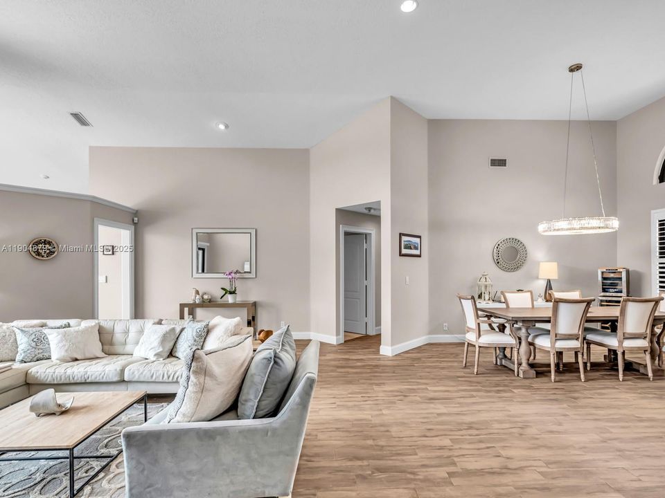 合同活跃: $1,290,000 (5 贝兹, 3 浴室, 2940 平方英尺)