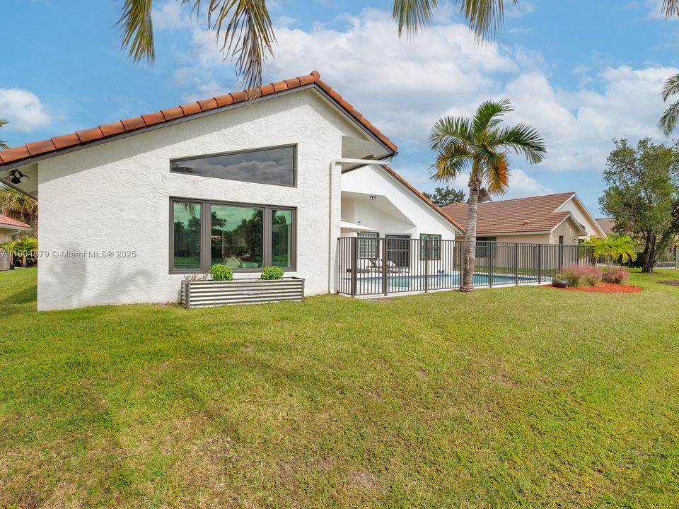 合同活跃: $1,290,000 (5 贝兹, 3 浴室, 2940 平方英尺)