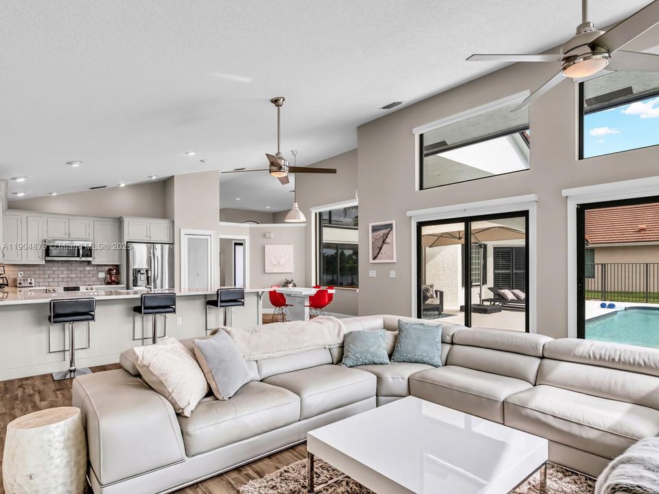 合同活跃: $1,290,000 (5 贝兹, 3 浴室, 2940 平方英尺)