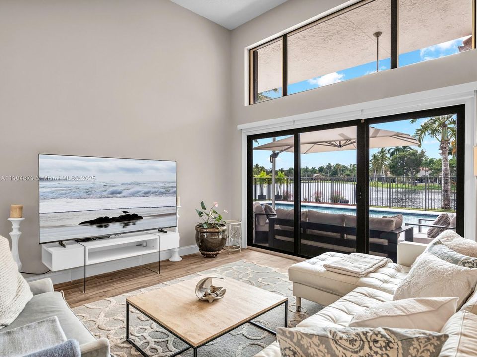 合同活跃: $1,290,000 (5 贝兹, 3 浴室, 2940 平方英尺)