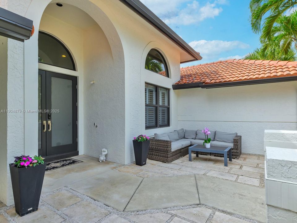 合同活跃: $1,290,000 (5 贝兹, 3 浴室, 2940 平方英尺)