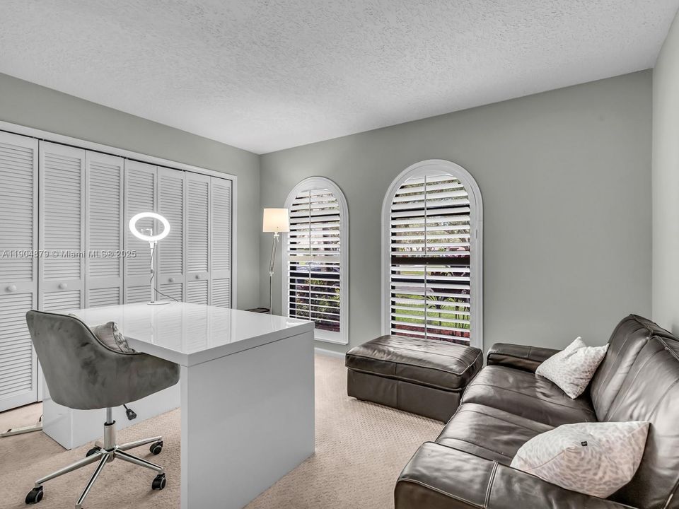 合同活跃: $1,290,000 (5 贝兹, 3 浴室, 2940 平方英尺)