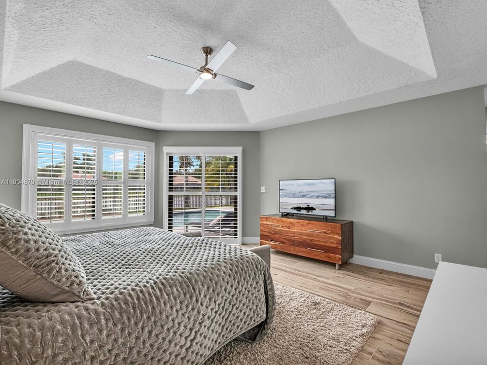 合同活跃: $1,290,000 (5 贝兹, 3 浴室, 2940 平方英尺)