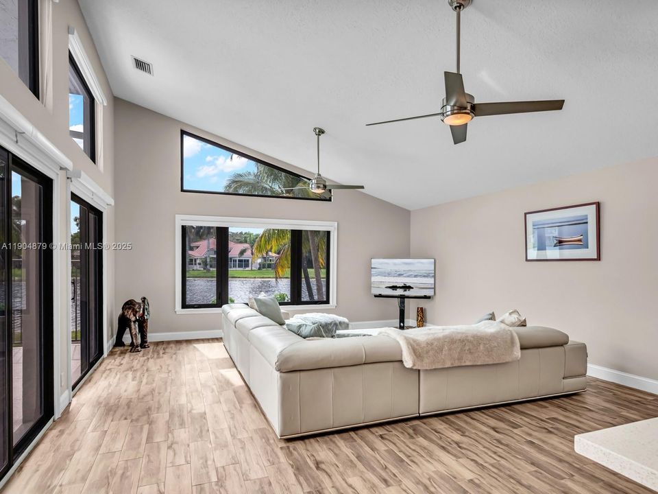 合同活跃: $1,290,000 (5 贝兹, 3 浴室, 2940 平方英尺)