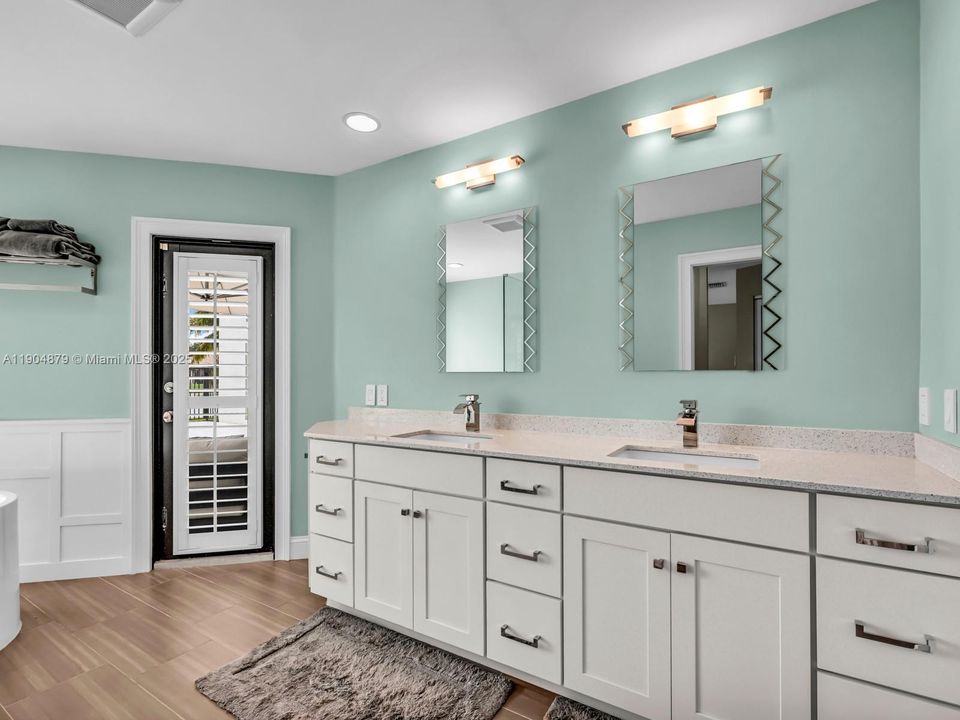 合同活跃: $1,290,000 (5 贝兹, 3 浴室, 2940 平方英尺)