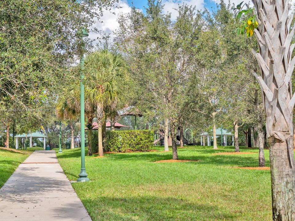 合同活跃: $1,290,000 (5 贝兹, 3 浴室, 2940 平方英尺)