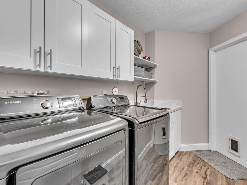 合同活跃: $1,290,000 (5 贝兹, 3 浴室, 2940 平方英尺)