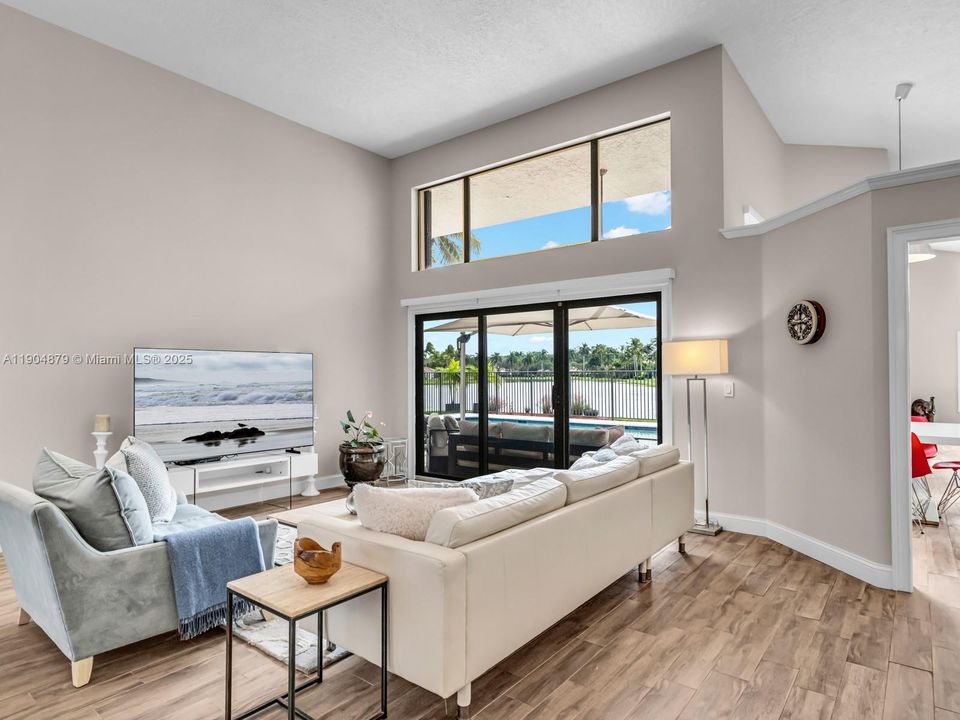 合同活跃: $1,290,000 (5 贝兹, 3 浴室, 2940 平方英尺)