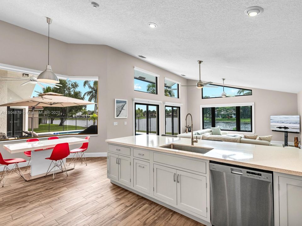 合同活跃: $1,290,000 (5 贝兹, 3 浴室, 2940 平方英尺)