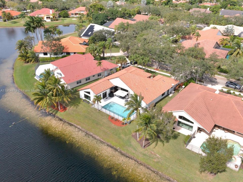 合同活跃: $1,290,000 (5 贝兹, 3 浴室, 2940 平方英尺)