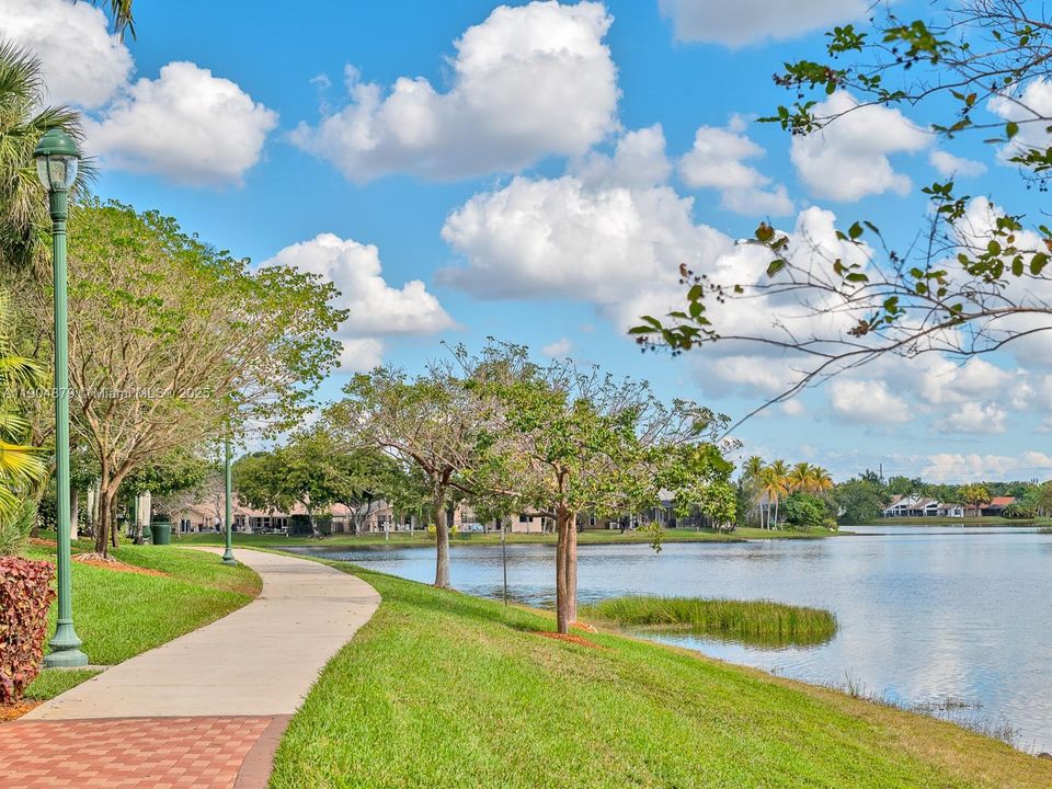 合同活跃: $1,290,000 (5 贝兹, 3 浴室, 2940 平方英尺)