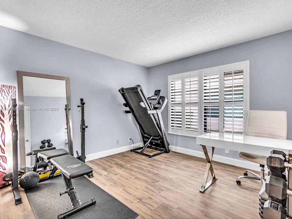 合同活跃: $1,290,000 (5 贝兹, 3 浴室, 2940 平方英尺)