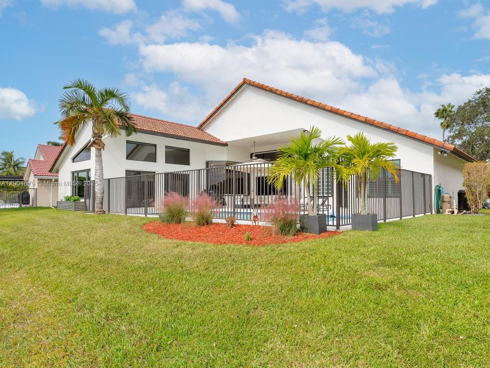 合同活跃: $1,290,000 (5 贝兹, 3 浴室, 2940 平方英尺)