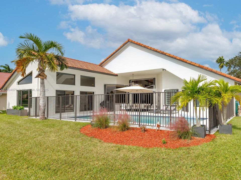 合同活跃: $1,290,000 (5 贝兹, 3 浴室, 2940 平方英尺)