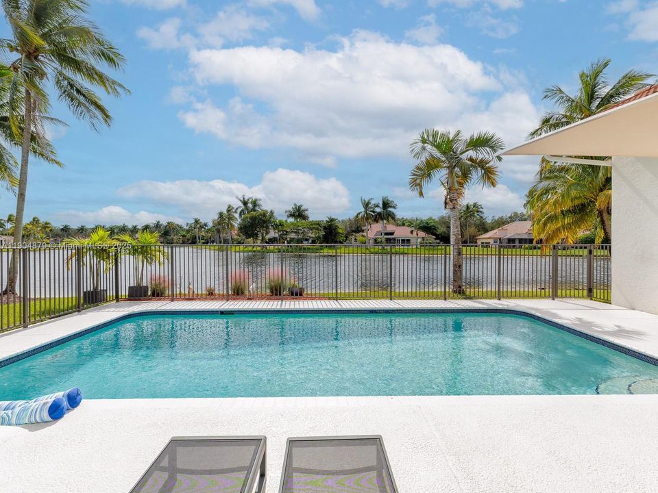 合同活跃: $1,290,000 (5 贝兹, 3 浴室, 2940 平方英尺)