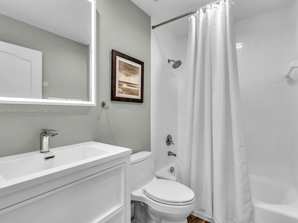 合同活跃: $1,290,000 (5 贝兹, 3 浴室, 2940 平方英尺)