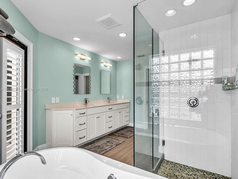 合同活跃: $1,290,000 (5 贝兹, 3 浴室, 2940 平方英尺)