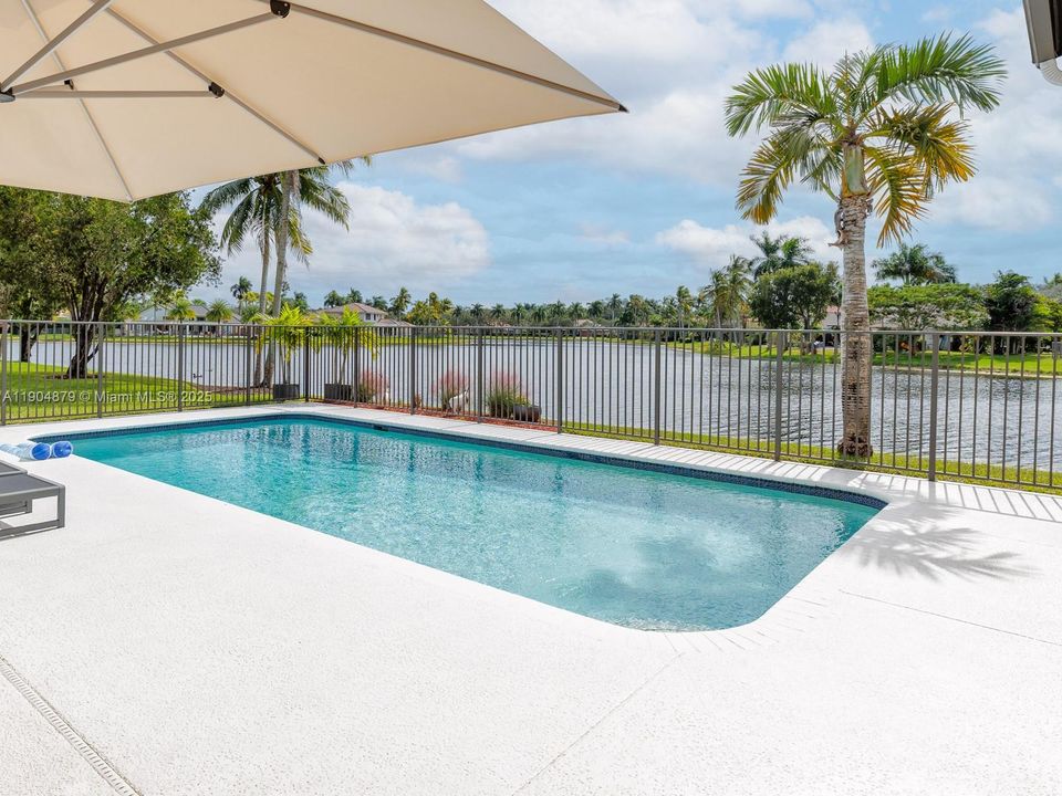 合同活跃: $1,290,000 (5 贝兹, 3 浴室, 2940 平方英尺)