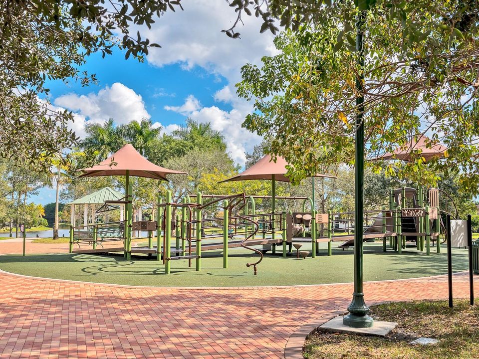 合同活跃: $1,290,000 (5 贝兹, 3 浴室, 2940 平方英尺)