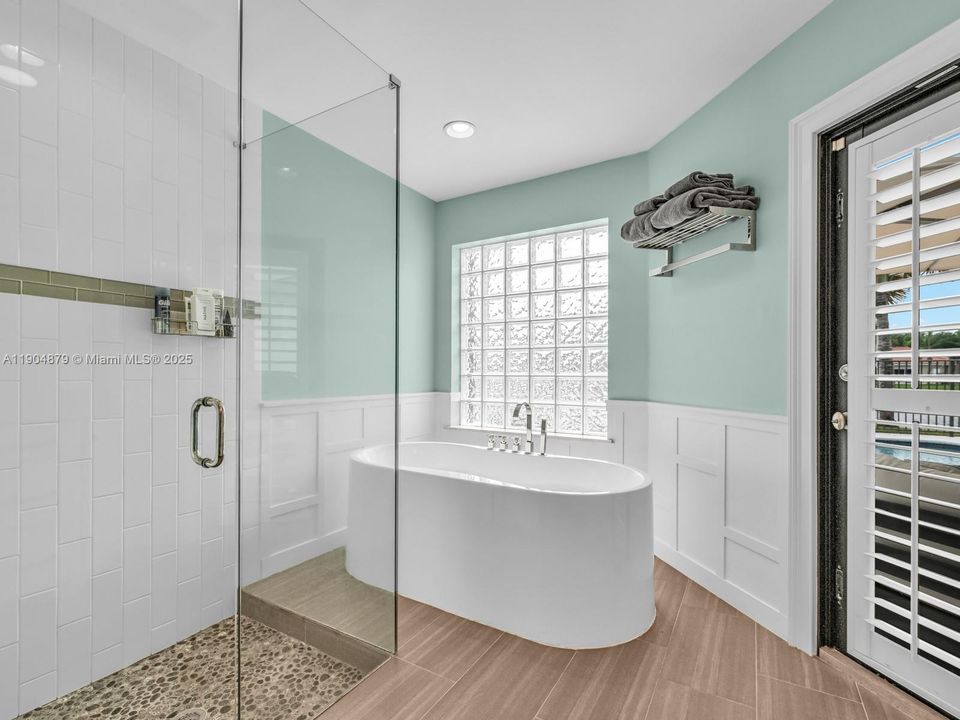 合同活跃: $1,290,000 (5 贝兹, 3 浴室, 2940 平方英尺)