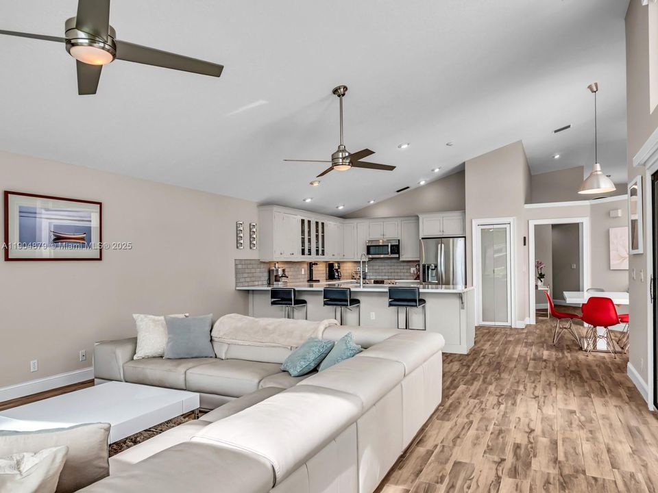 合同活跃: $1,290,000 (5 贝兹, 3 浴室, 2940 平方英尺)