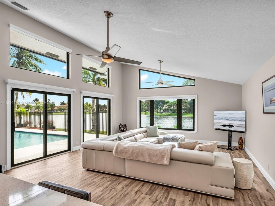 合同活跃: $1,290,000 (5 贝兹, 3 浴室, 2940 平方英尺)