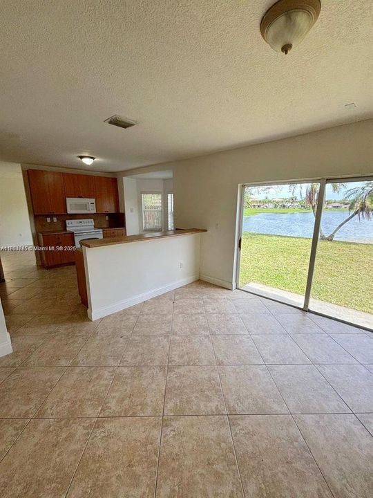 合同活跃: $3,000 (4 贝兹, 3 浴室, 2365 平方英尺)