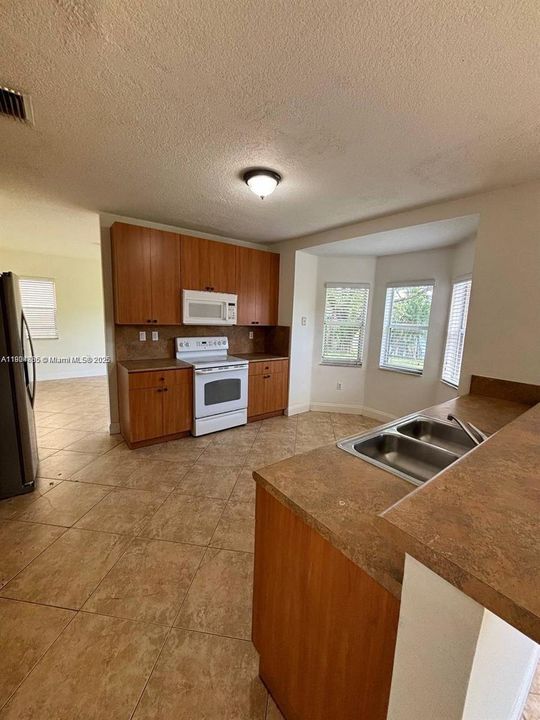 合同活跃: $3,000 (4 贝兹, 3 浴室, 2365 平方英尺)