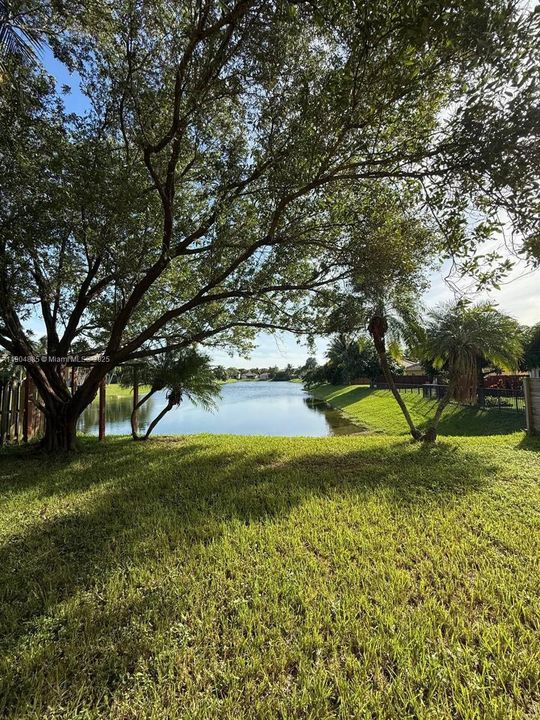 合同活跃: $3,000 (4 贝兹, 3 浴室, 2365 平方英尺)