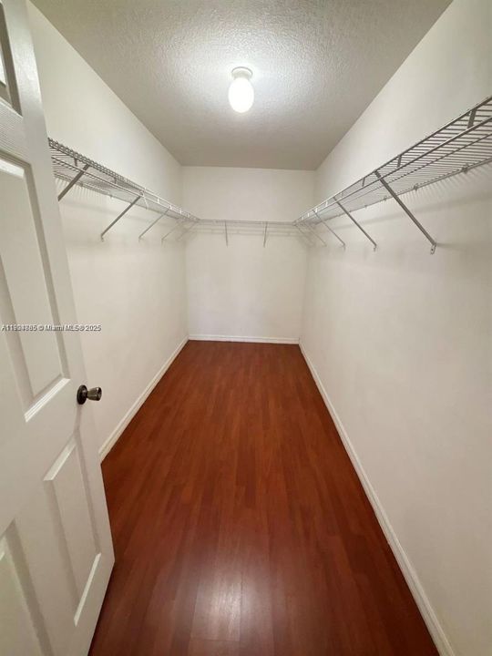 合同活跃: $3,000 (4 贝兹, 3 浴室, 2365 平方英尺)