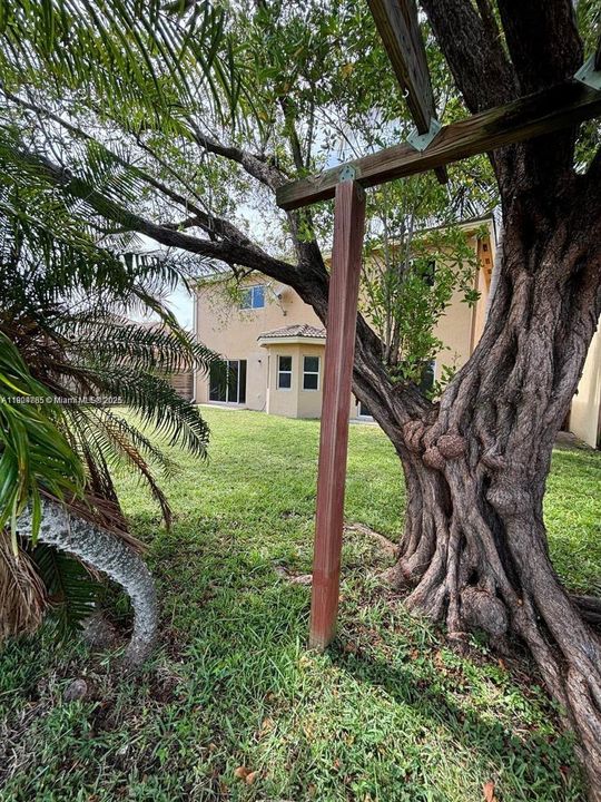 合同活跃: $3,000 (4 贝兹, 3 浴室, 2365 平方英尺)