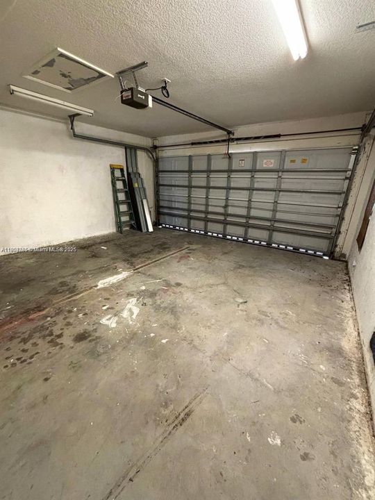 合同活跃: $3,000 (4 贝兹, 3 浴室, 2365 平方英尺)