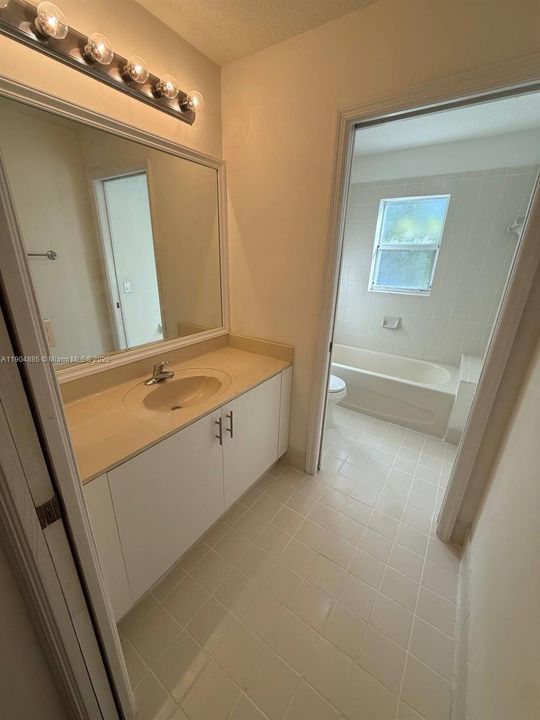 合同活跃: $3,000 (4 贝兹, 3 浴室, 2365 平方英尺)