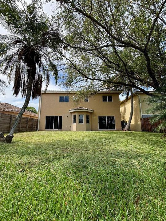 合同活跃: $3,000 (4 贝兹, 3 浴室, 2365 平方英尺)