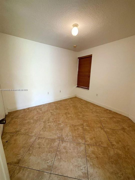 合同活跃: $3,000 (4 贝兹, 3 浴室, 2365 平方英尺)