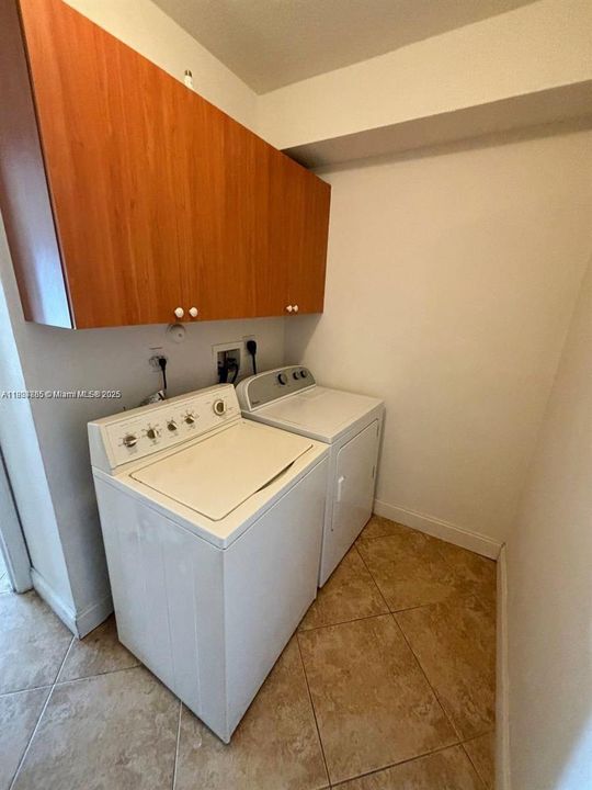 合同活跃: $3,000 (4 贝兹, 3 浴室, 2365 平方英尺)