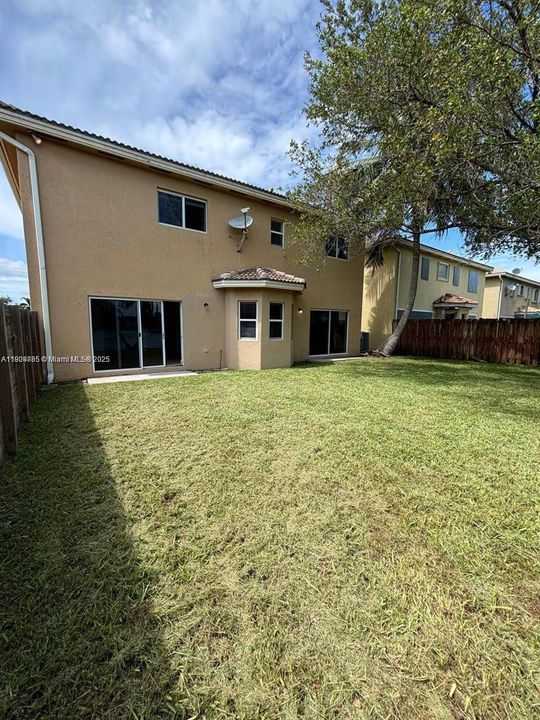 合同活跃: $3,000 (4 贝兹, 3 浴室, 2365 平方英尺)