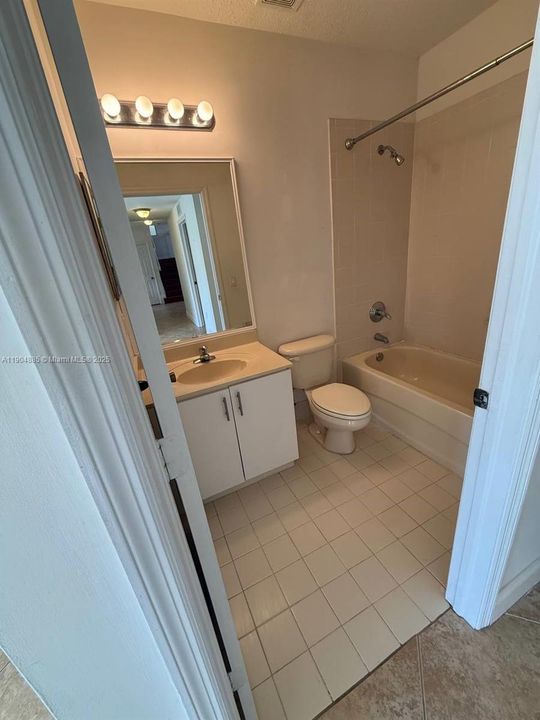 合同活跃: $3,000 (4 贝兹, 3 浴室, 2365 平方英尺)