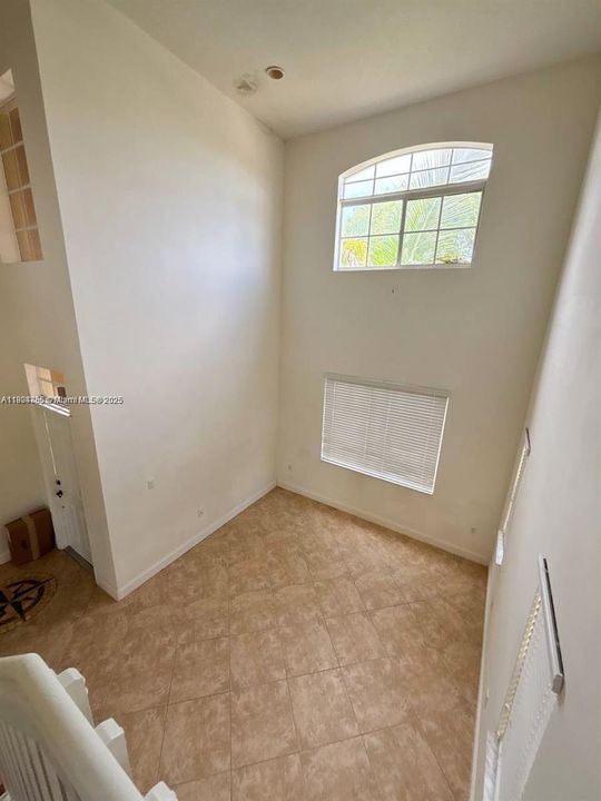 合同活跃: $3,000 (4 贝兹, 3 浴室, 2365 平方英尺)